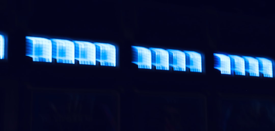 Pantallas LED en escaparates de tiendas de telefonía en Mataró