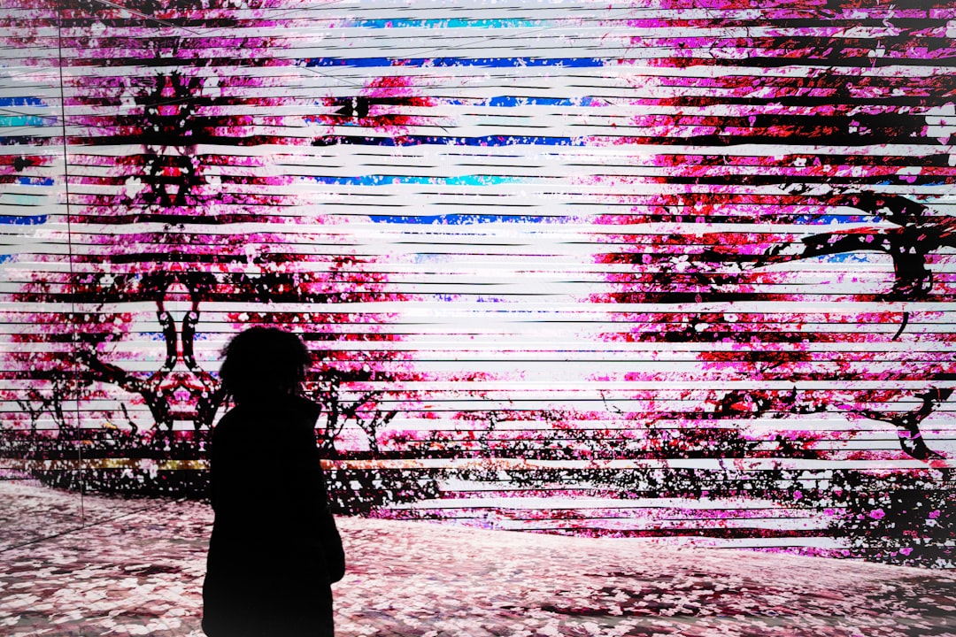 El comercio local de Badalona apuesta por pantallas LED en escaparates